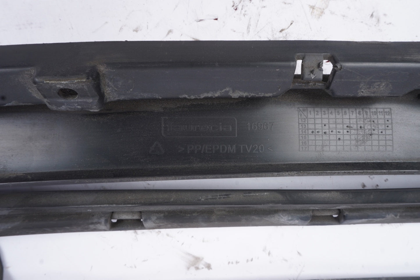 2014 - 2017 MERCEDES W222 S550 REAR BUMPER BOTTOM BRACKET & SWITCHING SENSOR OEM