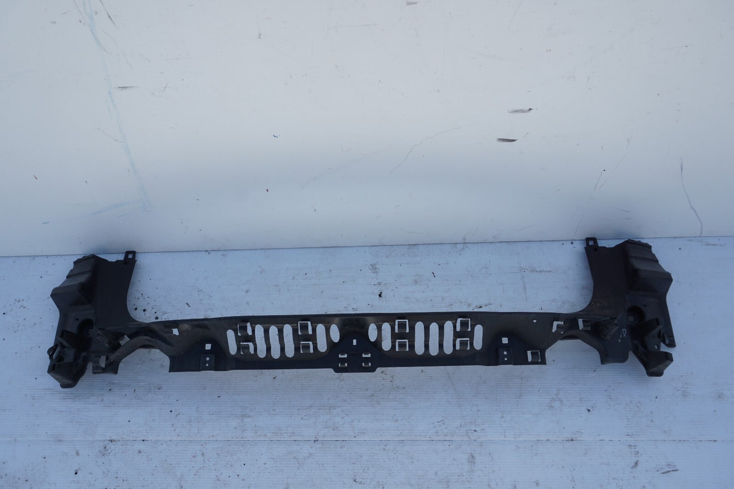 2010 - 2017 BMW 535i 550i GT Rear Bumper Center Guide Mounting Bracket F07