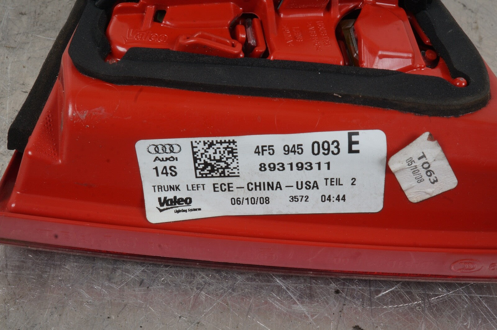 2009-2011 AUDI A6 - LEFT Inner LED TAIL Light / LAMP 4F5945093E !!!! HAS CRACKS!
