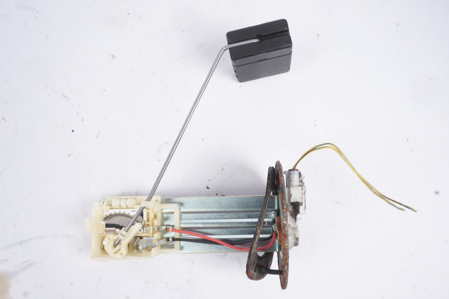 2002 - 2005 LEXUS SC430 FUEL LEVEL SENDING UNIT RIGHT OEM