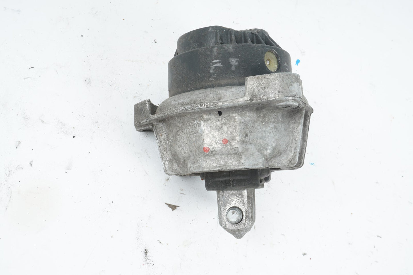 2012 - 2016 BMW 650i RWD ENGINE MOUNT BRACKET 6851264 OEM