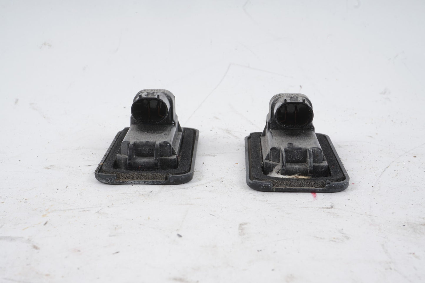 17 - 24 Alfa Romeo Giulia  REAR LICENSE PLATE LIGHT SET OF 2 68301170AA OEM