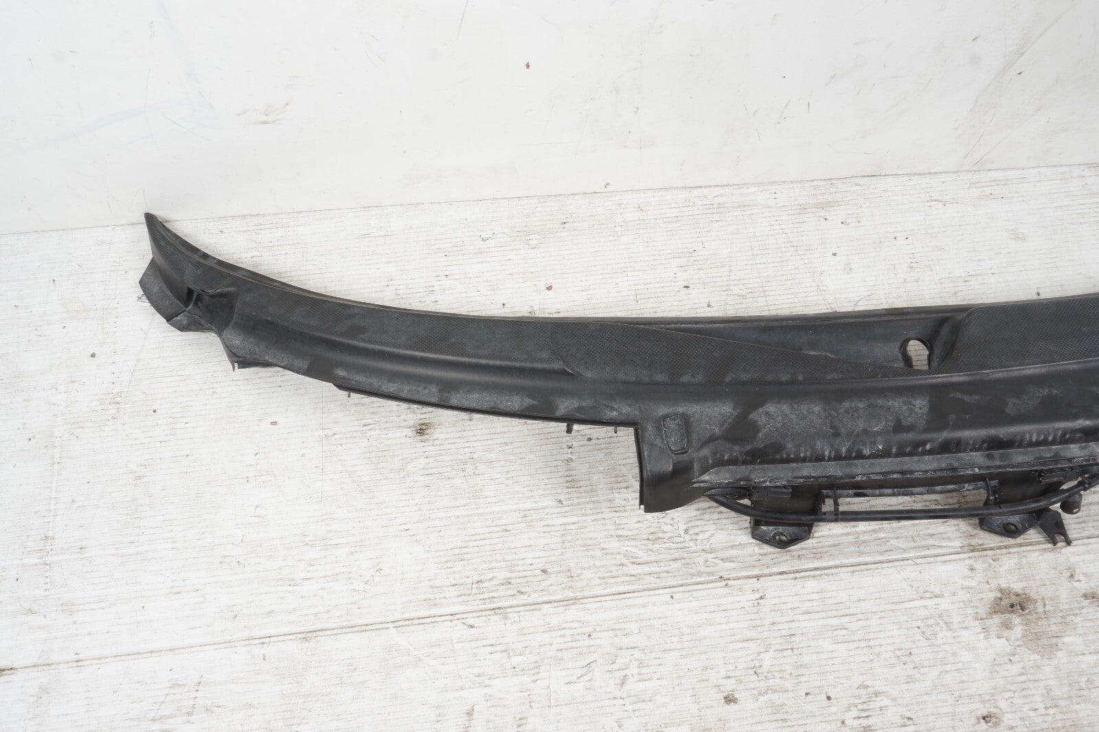 2000-2004 Porsche Boxster 986 Windshield Wiper Cowl Grille 99657206306 OEM
