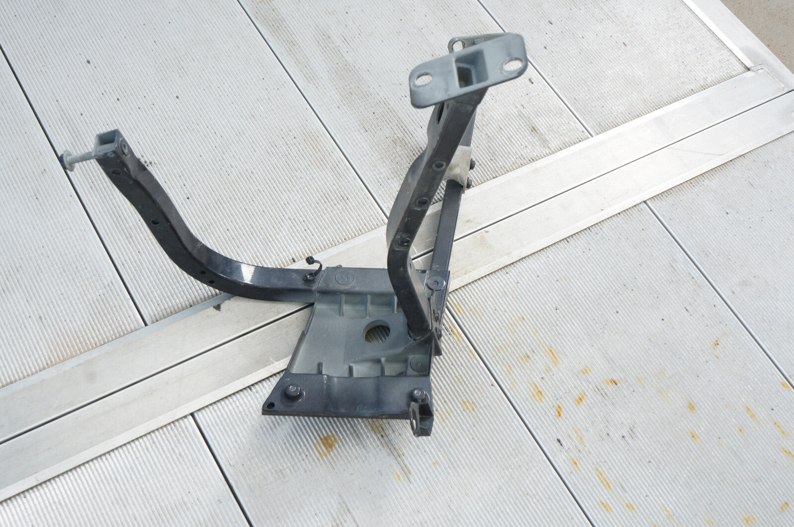 2007-2010 AUDI A8 S8 FRONT RIGHT HEADLIGHT CROSS SUPPORT BRACE 4E0821138F OEM