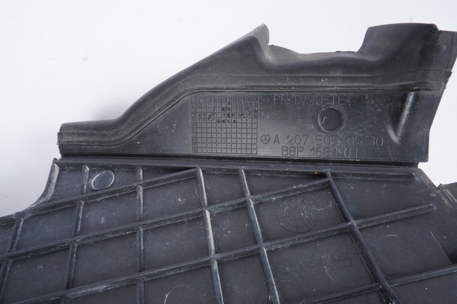 10-13 Mercedes E350 E550 W207 Air Guide Plate Baffle Trim A2075050530 OEM
