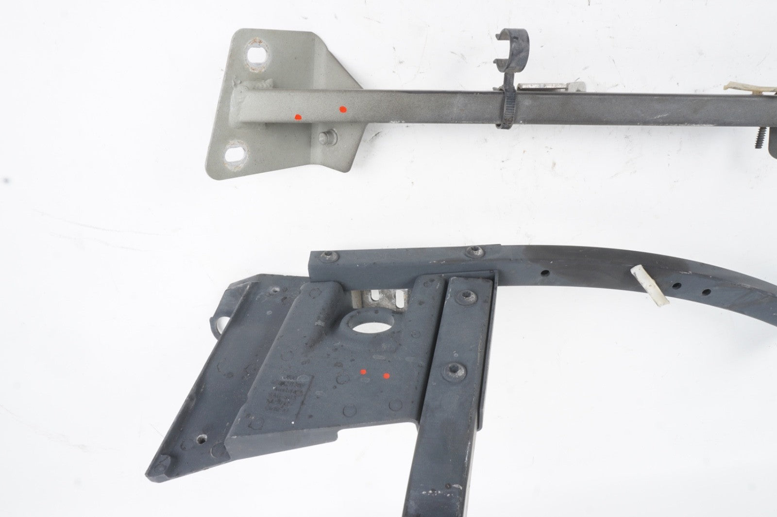 2004 - 2010 AUDI QUATTRO A8  Right Fender Mount Bracket Assembly