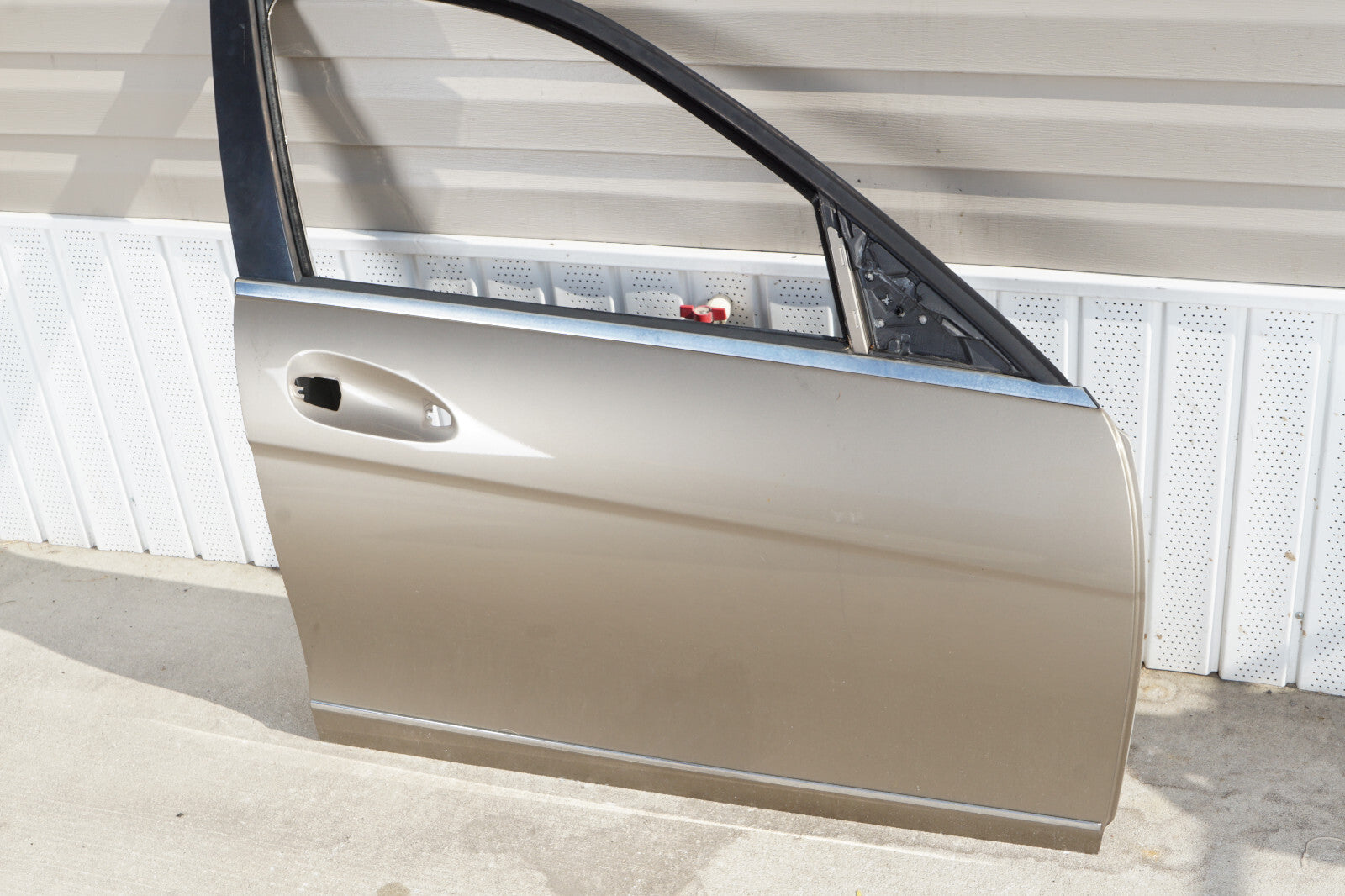 2008 - 2014 MERCEDES-BENZ C300 C250 C350 W204 FRONT RIGHT DOOR SHELL OEM