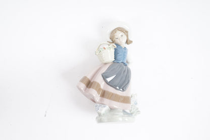 Figurine "Linda con Cesta" Girl with Basket #5221 Retired Mint