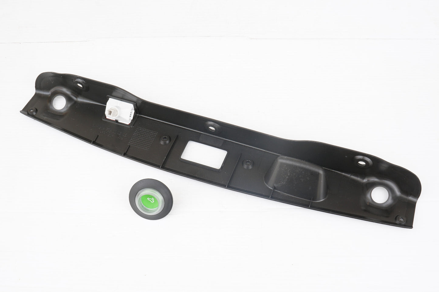2008 - 2014 MERCEDES-BENZ C300 W204 REAR TRUNK HANDLE TRIM PANEL COVER OEM