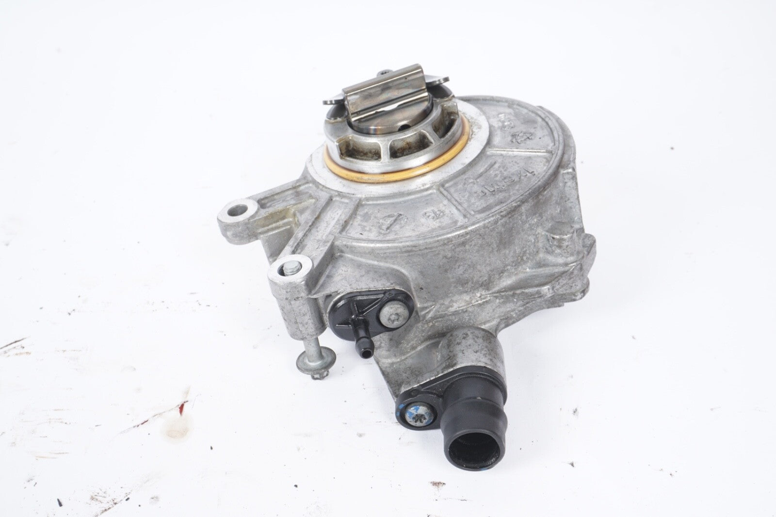 2011-2016 BMW 650 750 550I GT F07 VACUUM PUMP 8605976-01  OEM