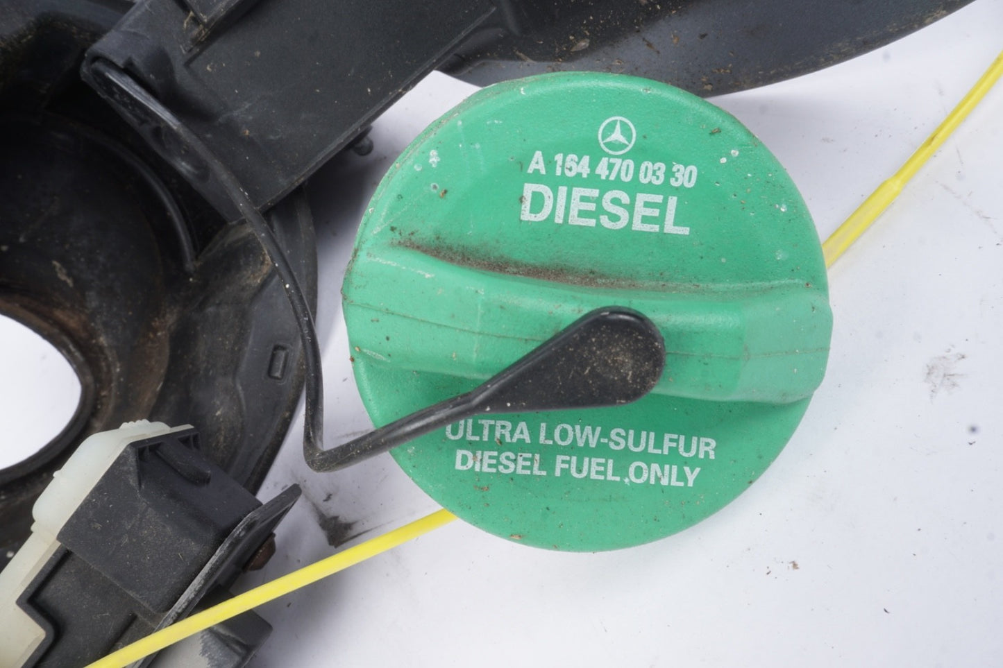 06-11 MERCEDES W164 ML320 Fuel Tank Filler Door Lid Cap DIESEL 1646300767 OEM