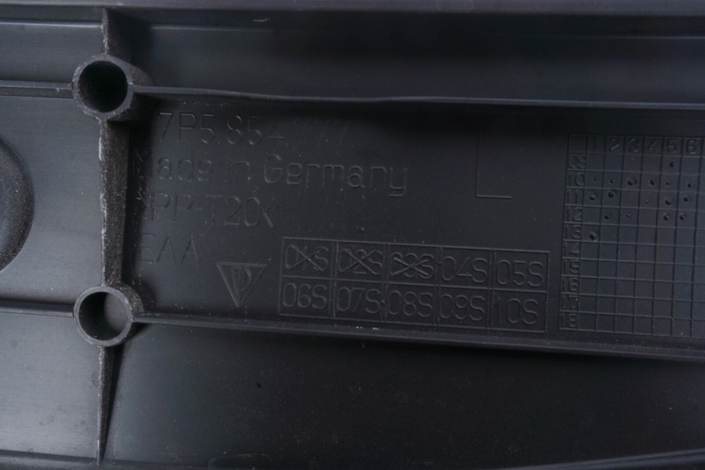 2011 - 2018 Porsche Cayenne Left Right Fender Seal Cover