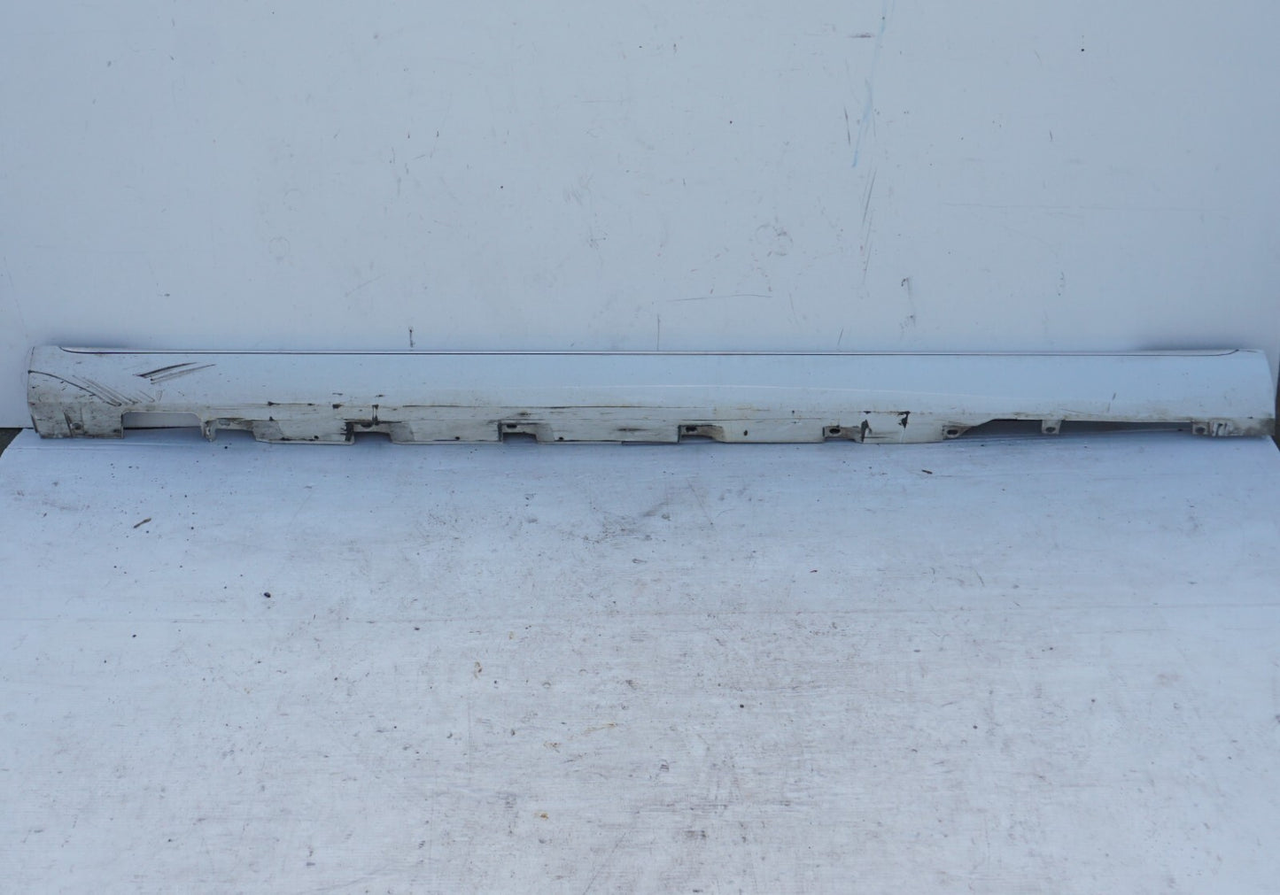 2011 - 2014 AUDI A8L LEFT DRIVER SIDE ROCKER PANEL SKIRT MOLDING OEM