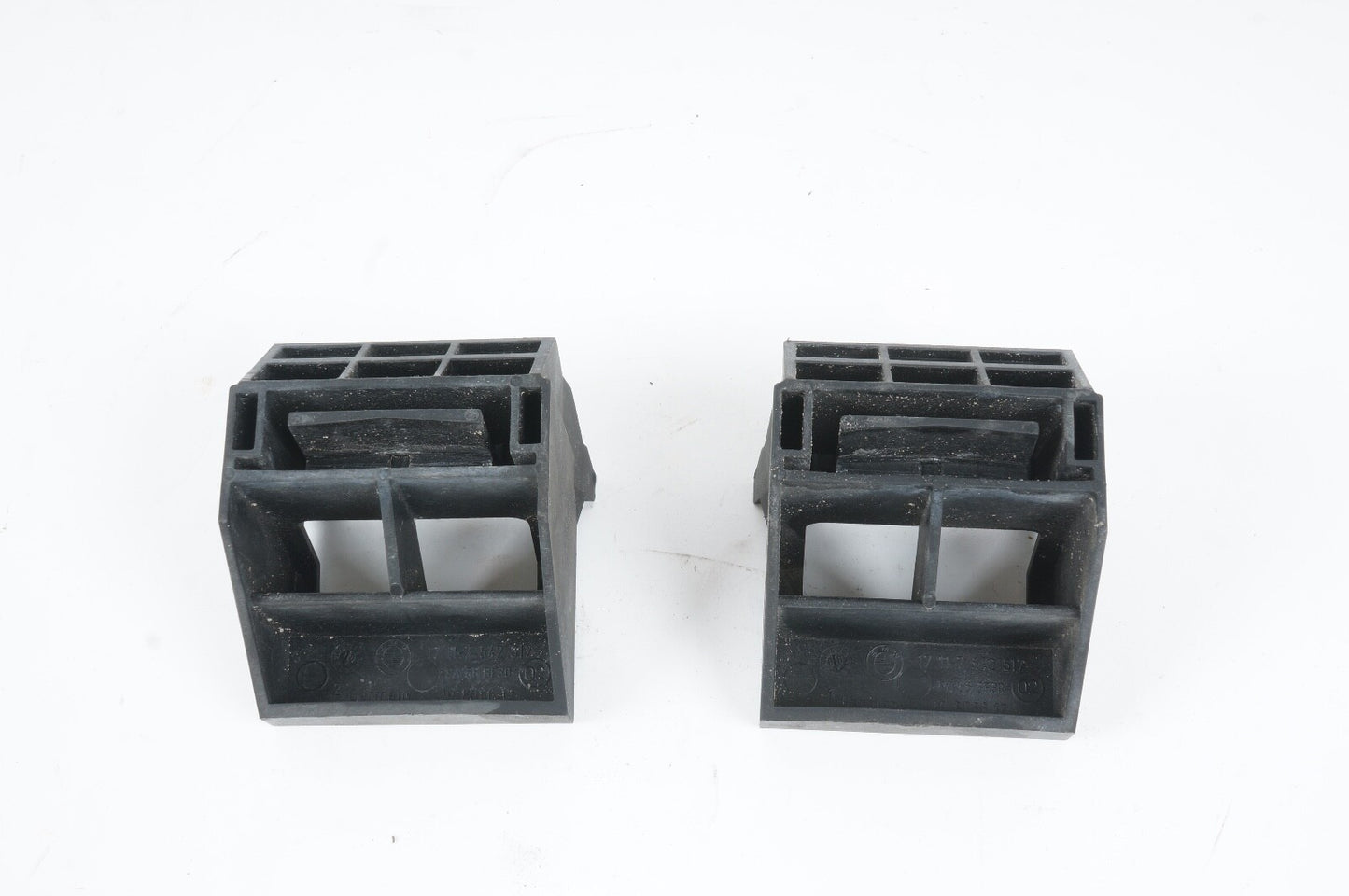 2008-2010 BMW 535i 528i 550i 650 RADIATOR LOWER BRACKET MOUNTS PAIR OEM 7542517