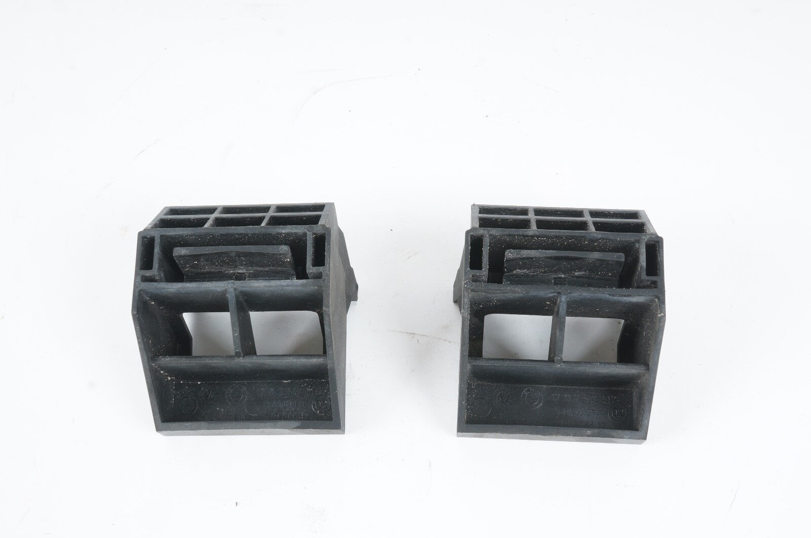 2008-2010 BMW 535i 528i 550i 650 RADIATOR LOWER BRACKET MOUNTS PAIR OEM 7542517