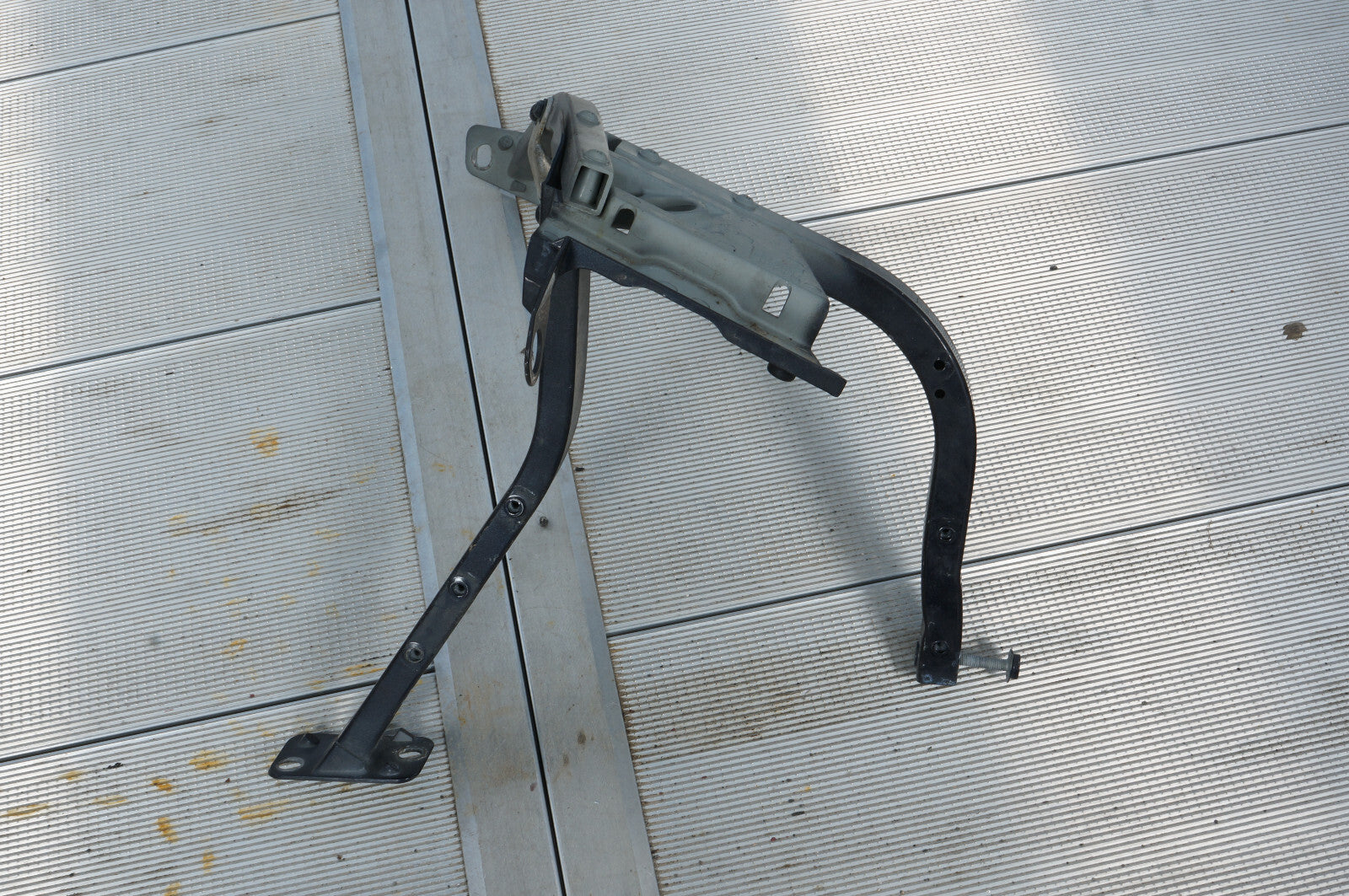 2007-2010 AUDI A8 S8 FRONT RIGHT HEADLIGHT CROSS SUPPORT BRACE 4E0821138F OEM