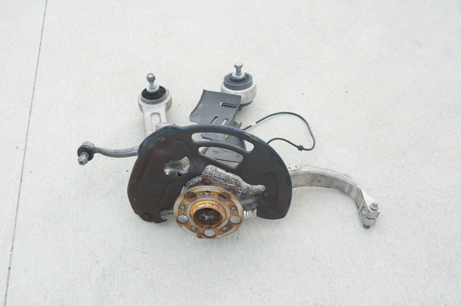 17 - 20 Mercedes SL450 SL550 Front Left Wheel Carrier Hub Knuckle Spindle