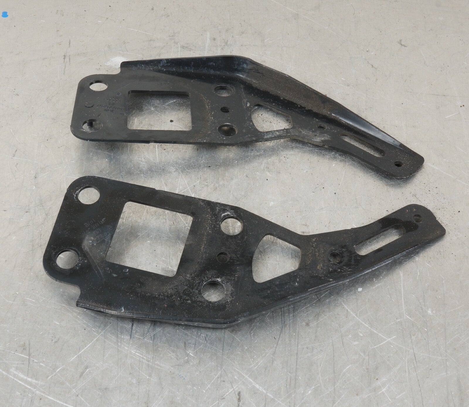 2007-2011 AUDI S6 - LEFT AND RIGHT CORE Support Securing Mount Plate 4F0805499A