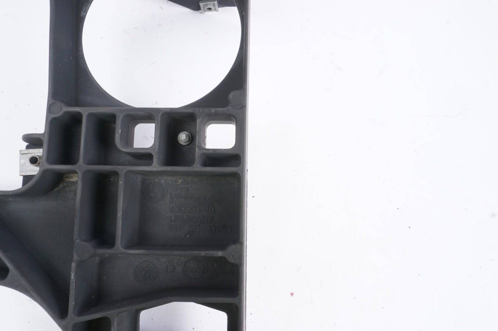 2006 - 2010 BMW 650I E64 - Front LEFT Panel / Frame Mount Bracket 7008847