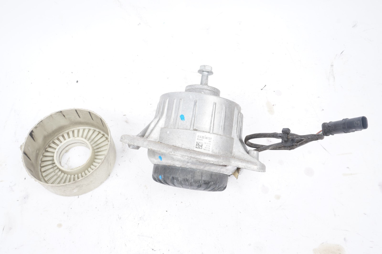 14-17 Mercedes S550 W222 Engine Motor Mount Right A2222407217 OEM