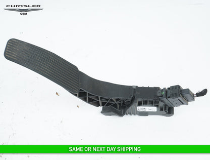 2017 - 2020 CHRYSLER PACIFICA GAS PEDAL ACCELERATOR 04581677AB OEM