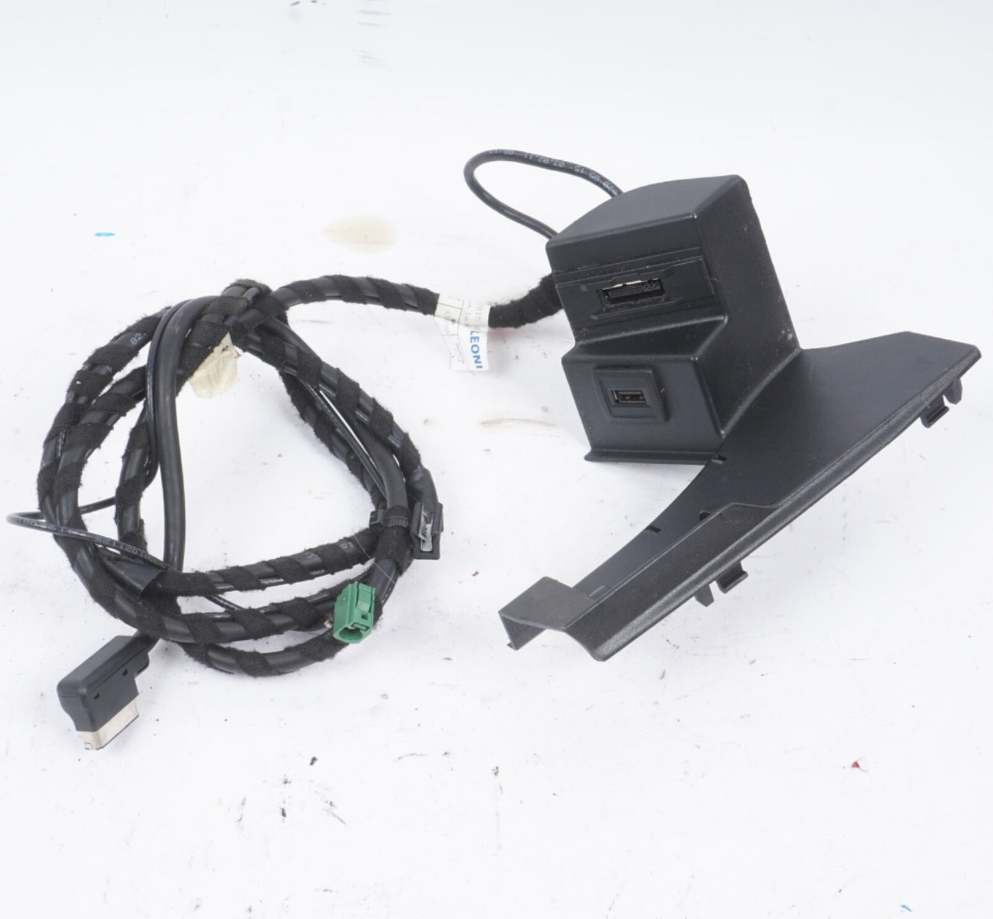 Mercedes-Benz C W204 W207 2011 USB-Anschluss A2048200015