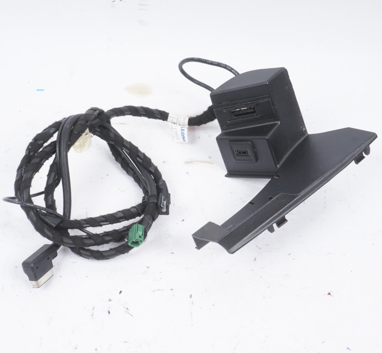 Mercedes-Benz C W204 W207 2011 USB-Anschluss A2048200015