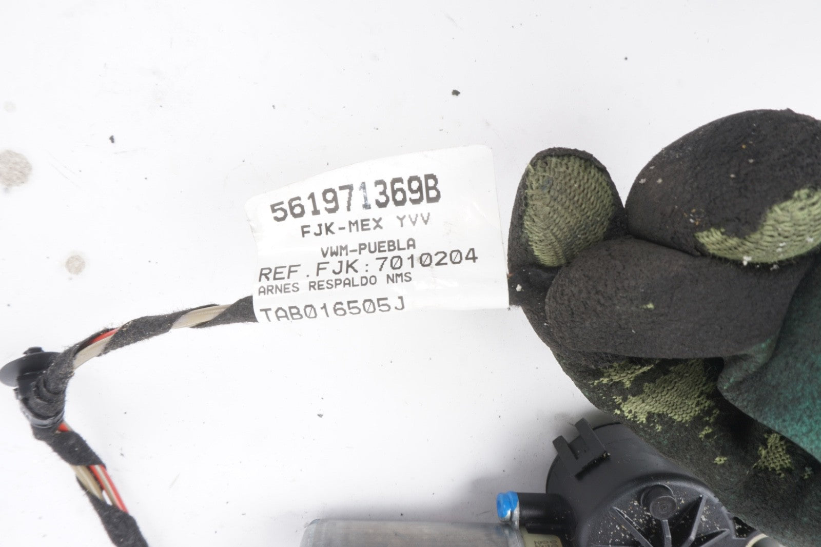 2012 - 2015 Volkswagen Passat Front Left Sport Seat Motor Wire OEM