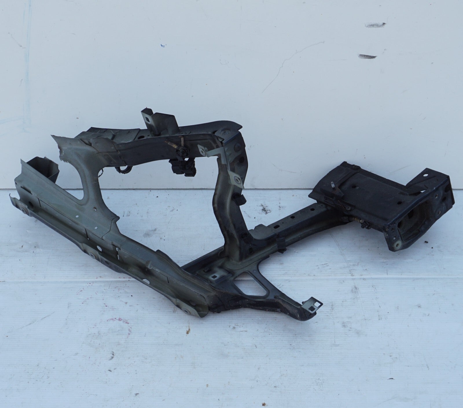 2011-2018 PORSCHE CAYENNE LEFT DRIVER FRONT APRON FRAME RAIL BODY CLIP CUT  OEM