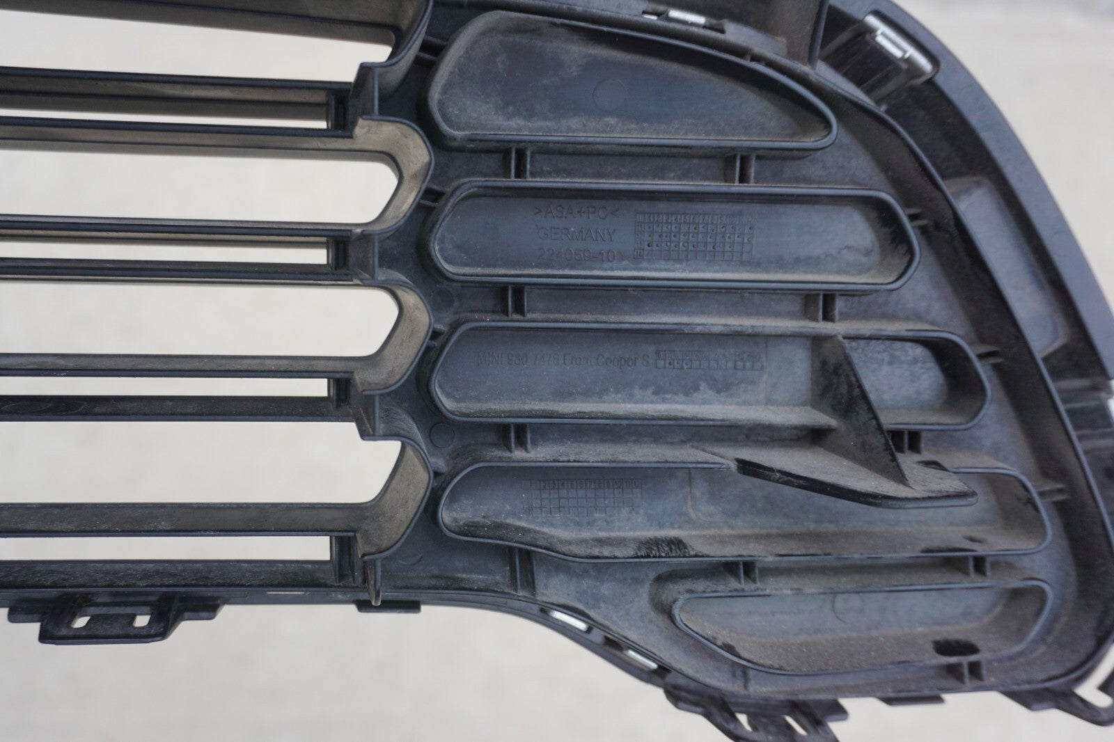2011 - 2016 Mini Cooper Countryman S Front Radiator Upper Grille 9807476 OEM