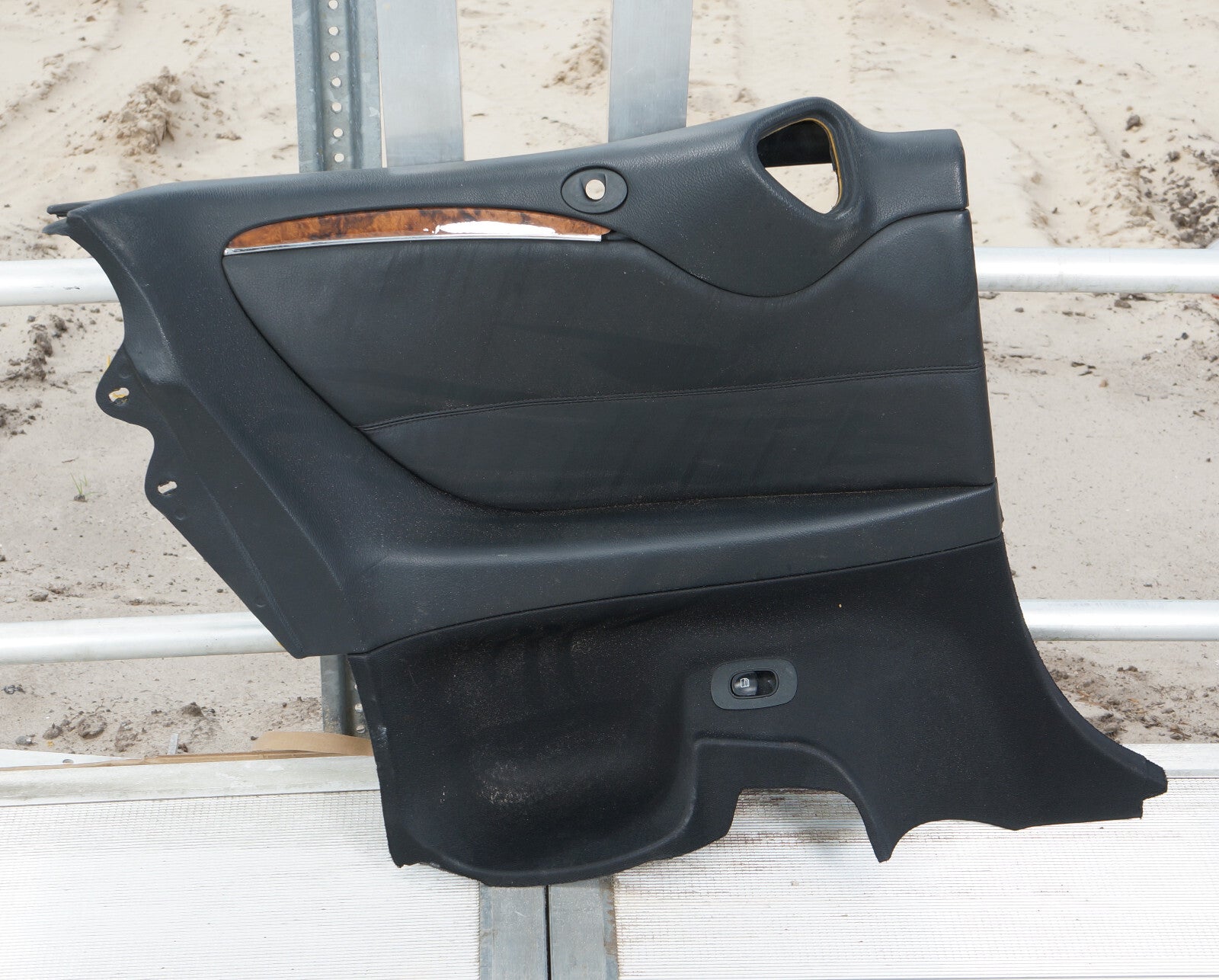 06-09 MERCEDES CLK500 CLK350 CONVERTIBLE REAR LEFT QUARTER PANEL TRIM OEM