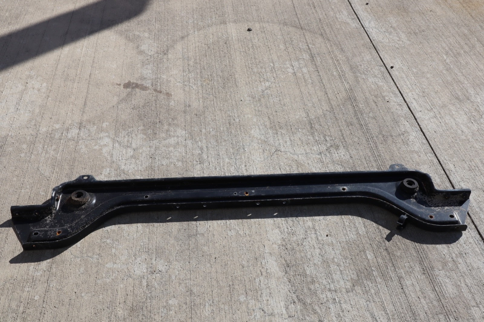 06-11 Mercedes W164 X164 ML350 ML550 Front Lower Radiator Core Support Bracket
