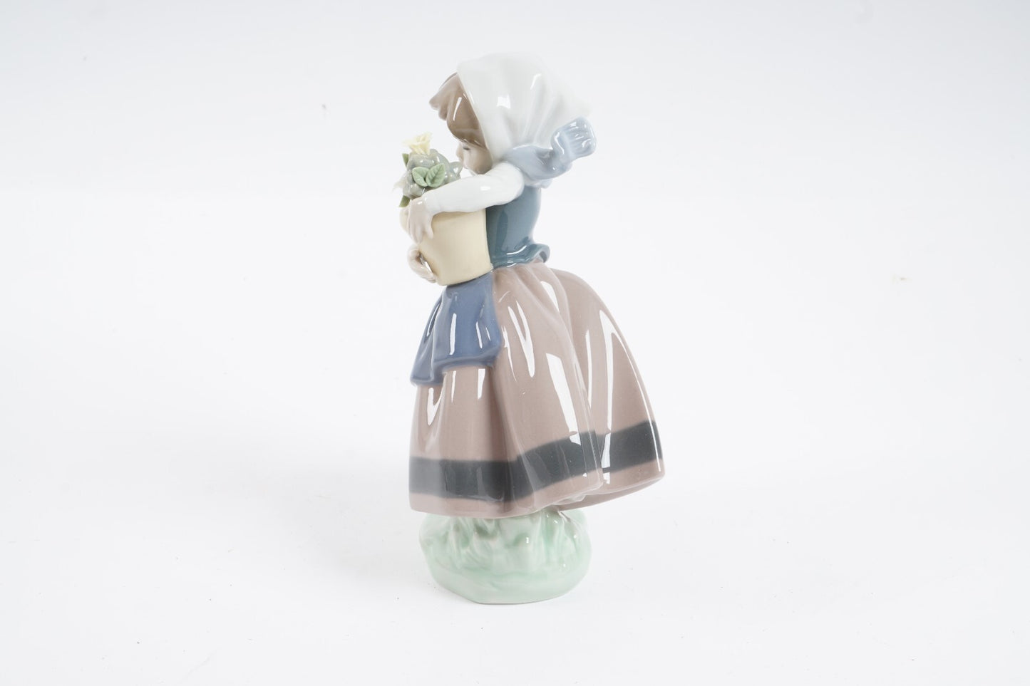 New Lladro "Spring is Here" (Linda Con Maceta) 05223 Retired MIB Girl & Flowers