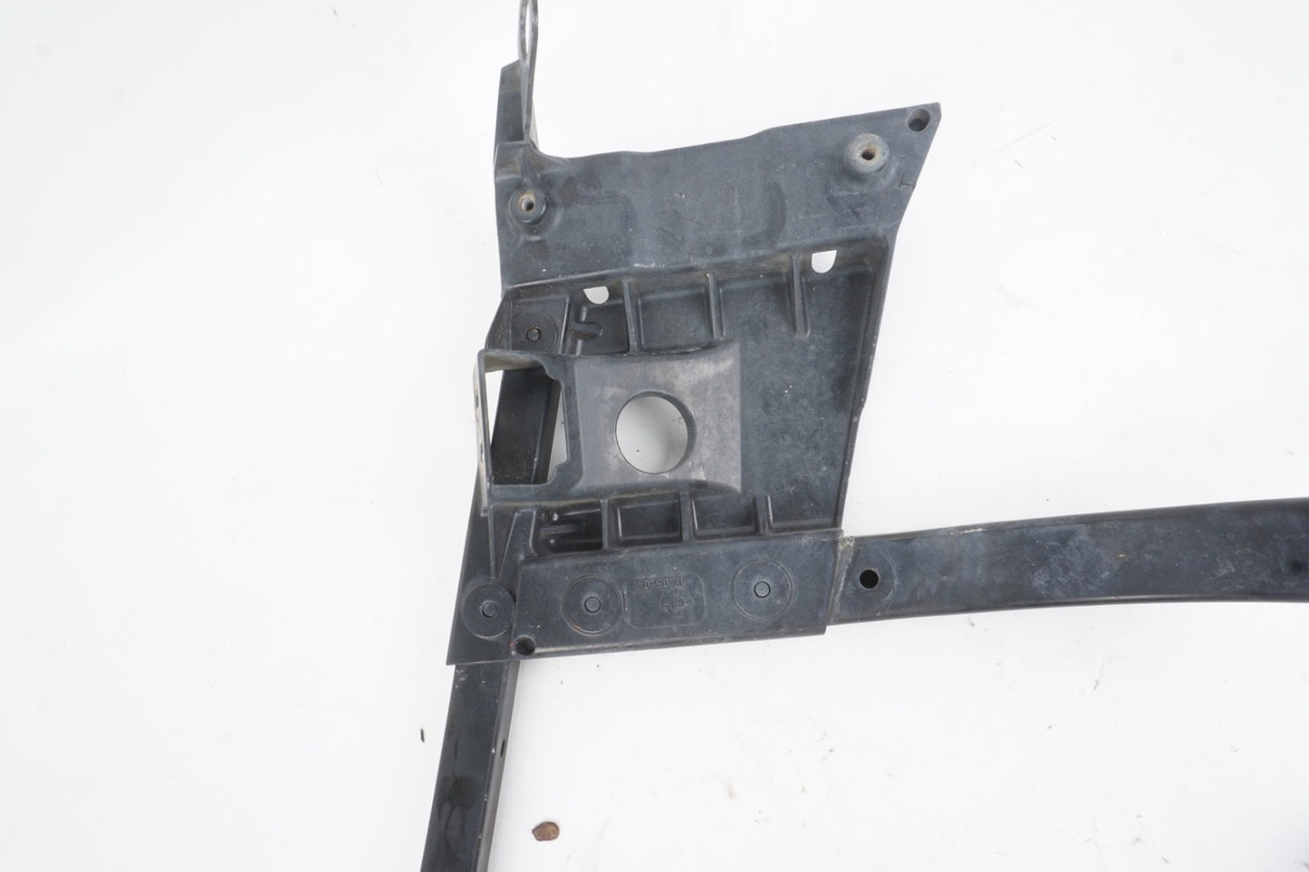 2004 - 2010 AUDI QUATTRO A8  Right Fender Mount Bracket Assembly