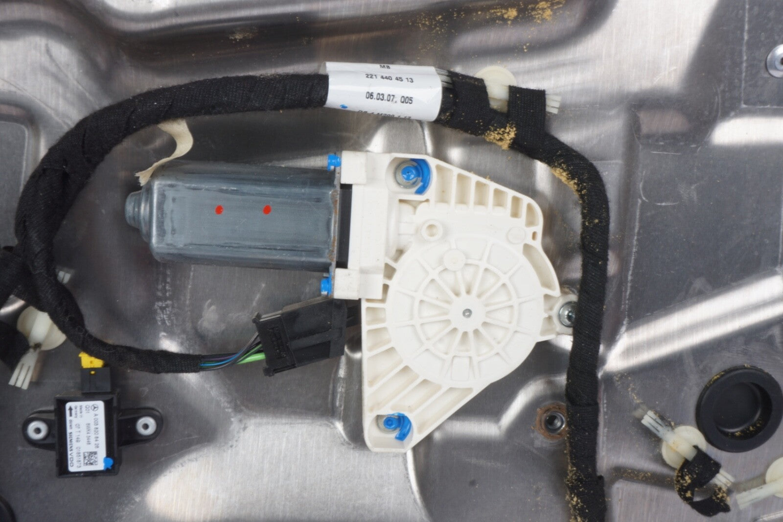 2007-2013 MERCEDES S550 W221 FRONT PASSENGER DOOR WINDOW REGULATOR & CARRIER OEM