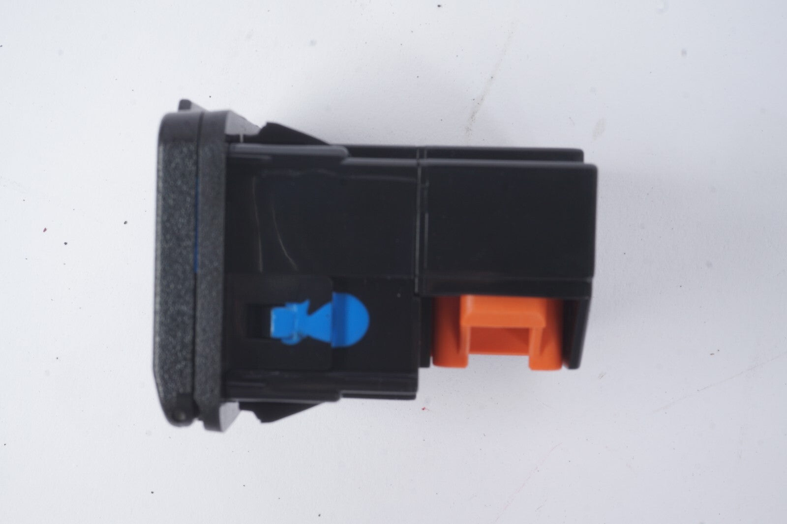 2006-2011 Mercedes ML350 ML500 115V 150W Power Outlet Socket A0008205351  OEM