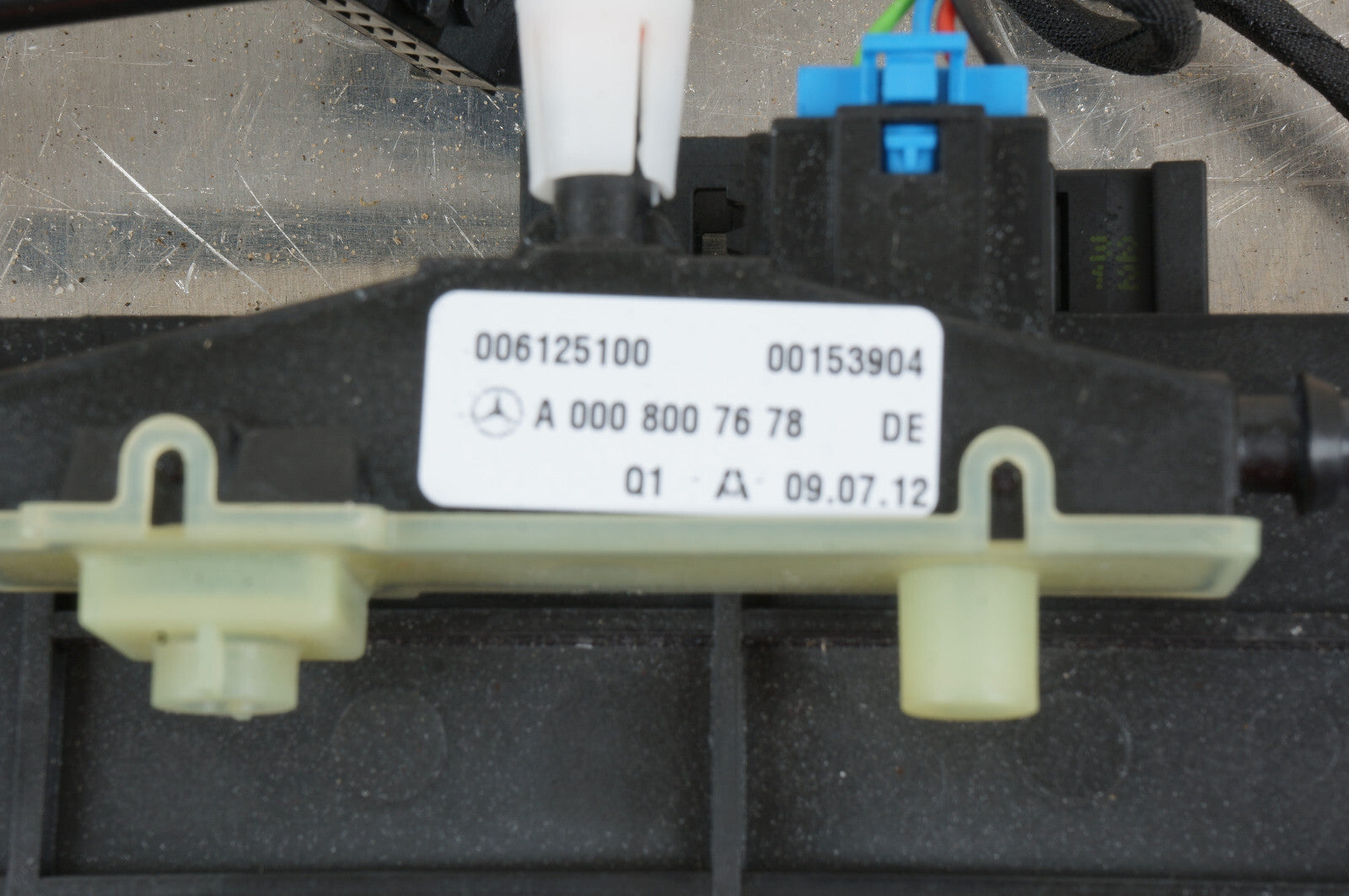 07-09 MERCEDES S550 W221 FRONT SEAT CONTROL VALVE OEM