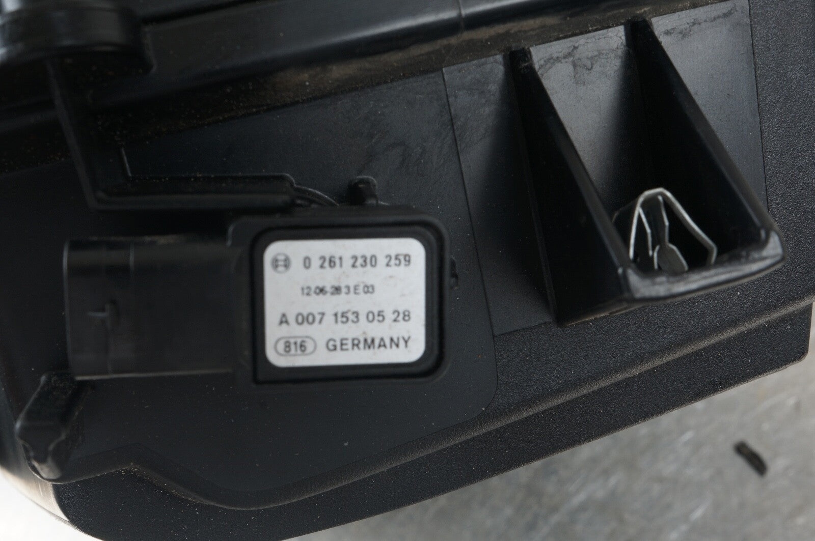 12-17 Mercedes W218 CLS550 S550 E550 Air Intake Cleaner Box Left 2780900101 OEM