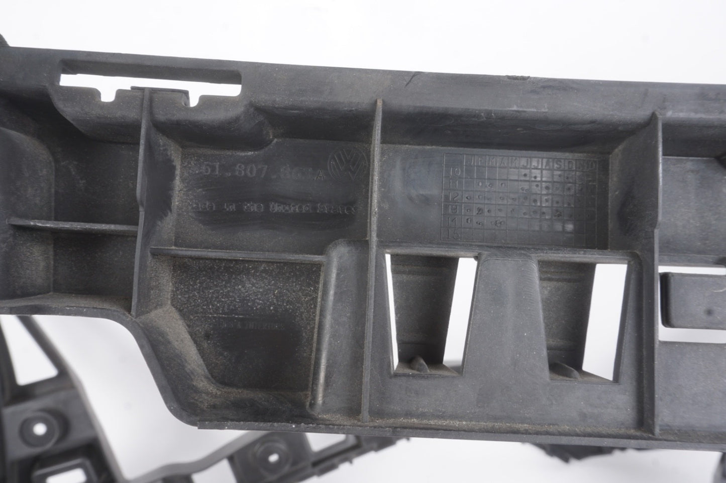 2012 - 2019 Volkswagen Passt Rear Bumper Center Mount Support Bracket OEM
