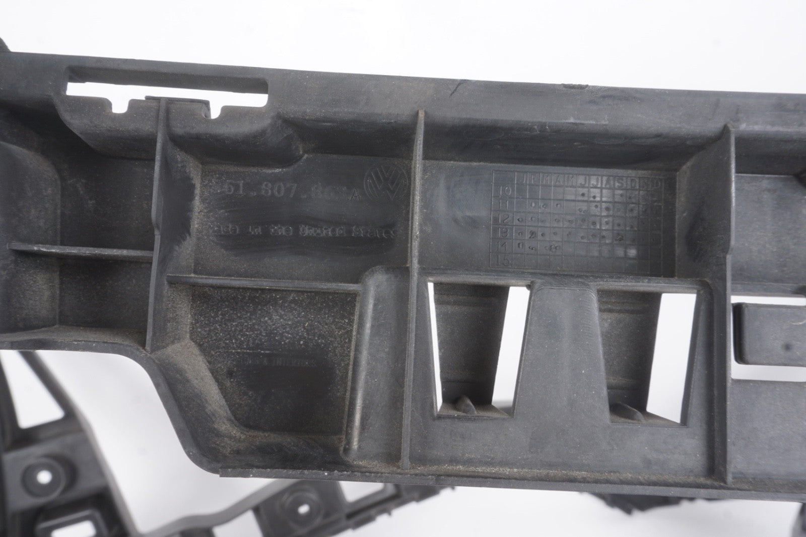 2012 - 2019 Volkswagen Passt Rear Bumper Center Mount Support Bracket OEM