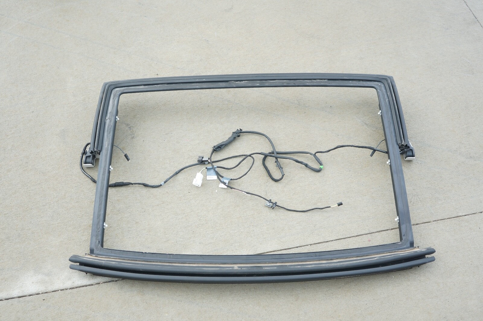 2013-2020 MERCEDES SL CLASS CONVERTIBLE  REAR WINDSHIELD BACK WINDOW GLASS BEZEL
