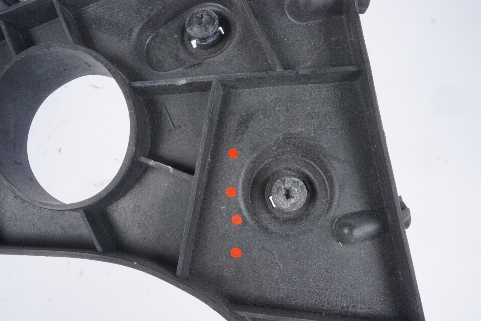 2012-2018 AUDI A7 QUATTRO 4G8 REAR RIGHT SIDE BUMPER OUTER GUIDE BRACKET OEM