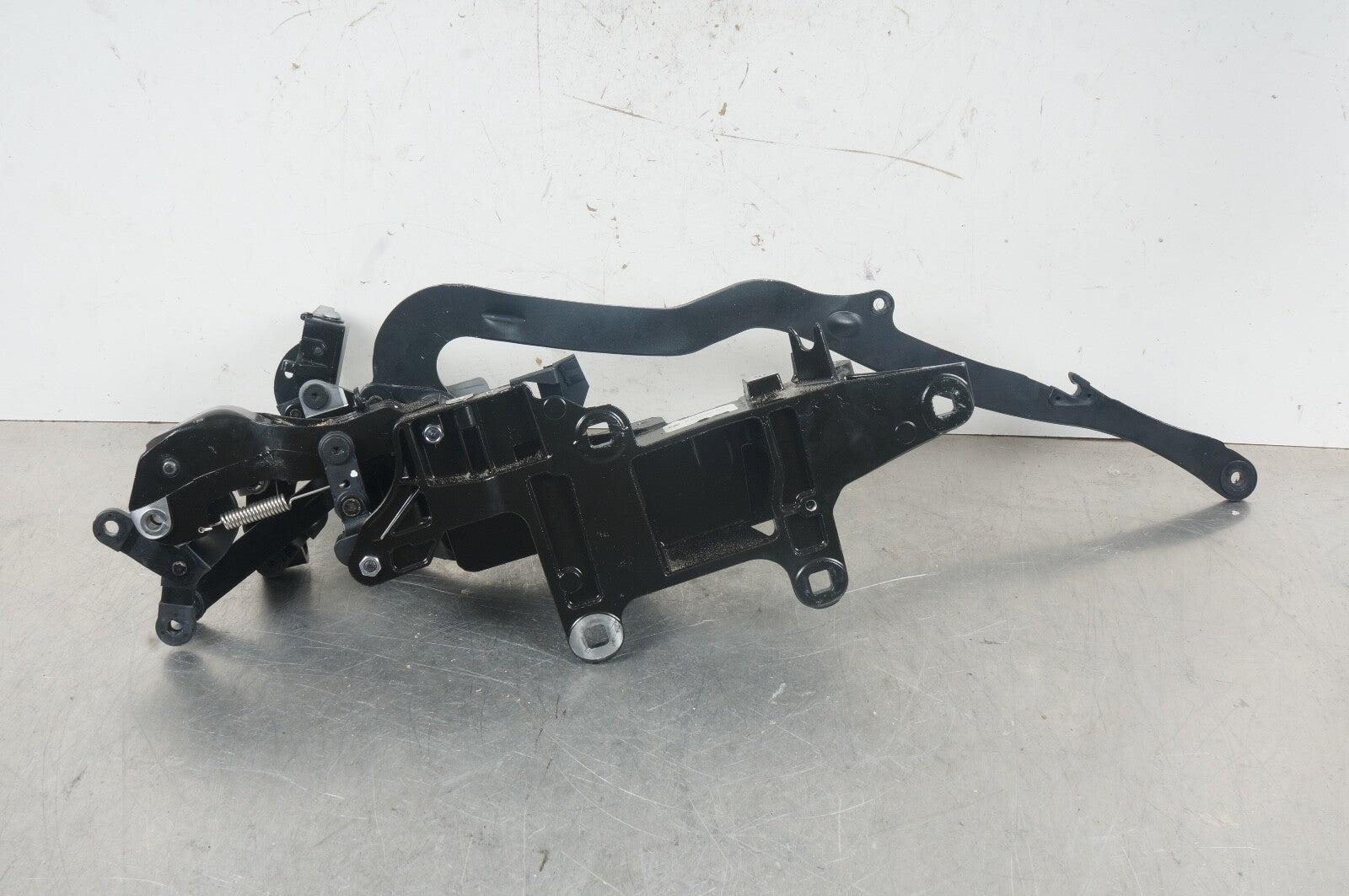 2013 - 2020 R231 MERCEDES SL ROOF TOP RIGHT MOUNT HINGE SUPPORT 2317900101
