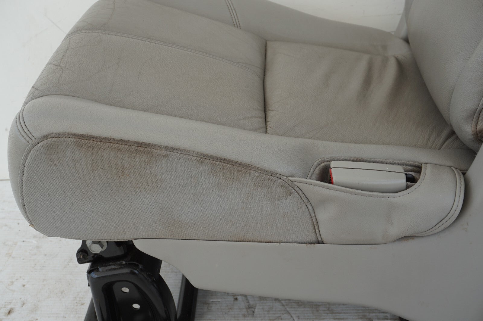 2007 - 2013 Chevy Suburban REAR 2ND ROW SEAT RIGHT PASSENGER SEAT OEM