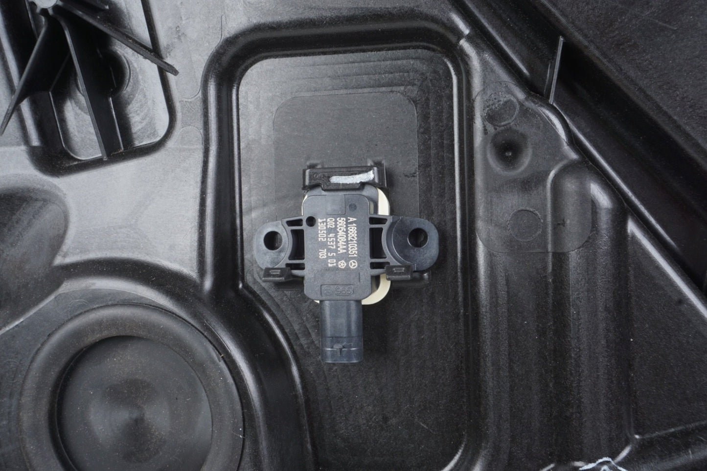 2013 - 2016 Mercedes GL450 Front Left Side Door Window Regulator Panel