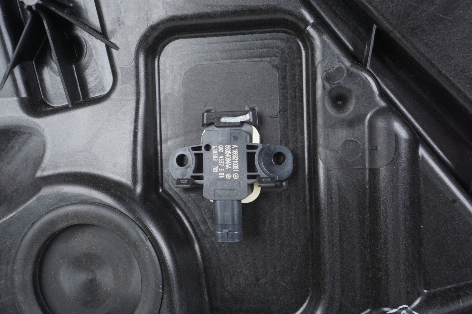 2013 - 2016 Mercedes GL450 Front Left Side Door Window Regulator Panel
