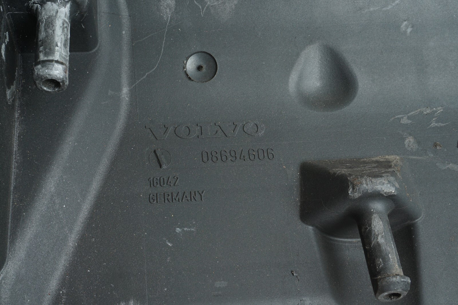 2005 - 2007 VOLVO C70 T5 2.5 AIR BOX CLEANER W/ MAF SENSOR OEM