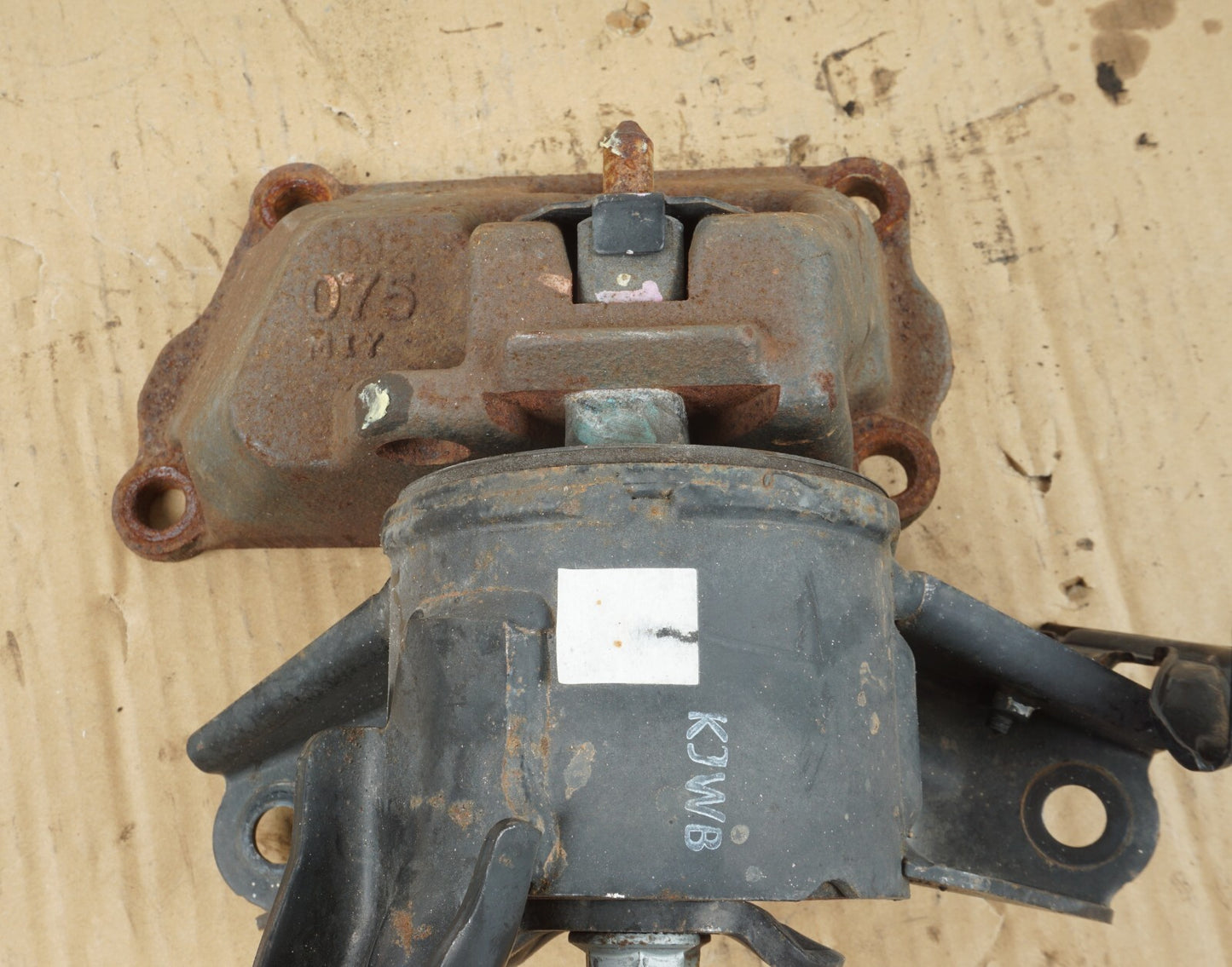 2013-2018 HYUNDAI SANTA FE ENGINE MOUNT BRACKET OEM