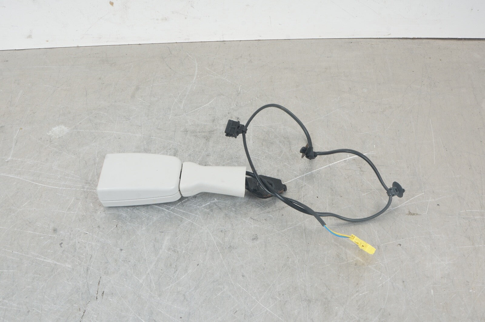 2013-2020 MERCEDES SL CLASS R231 - FRONT RIGHT SEAT BELT BUCKLE GRAY OEM