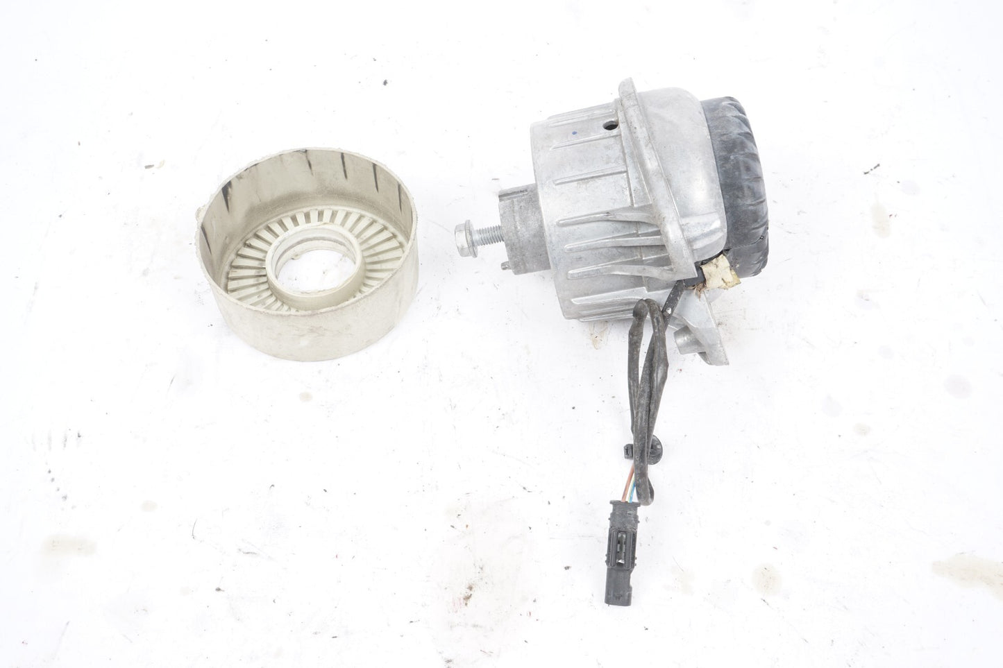 14-17 Mercedes S550 W222 Engine Motor Mount Right A2222407217 OEM